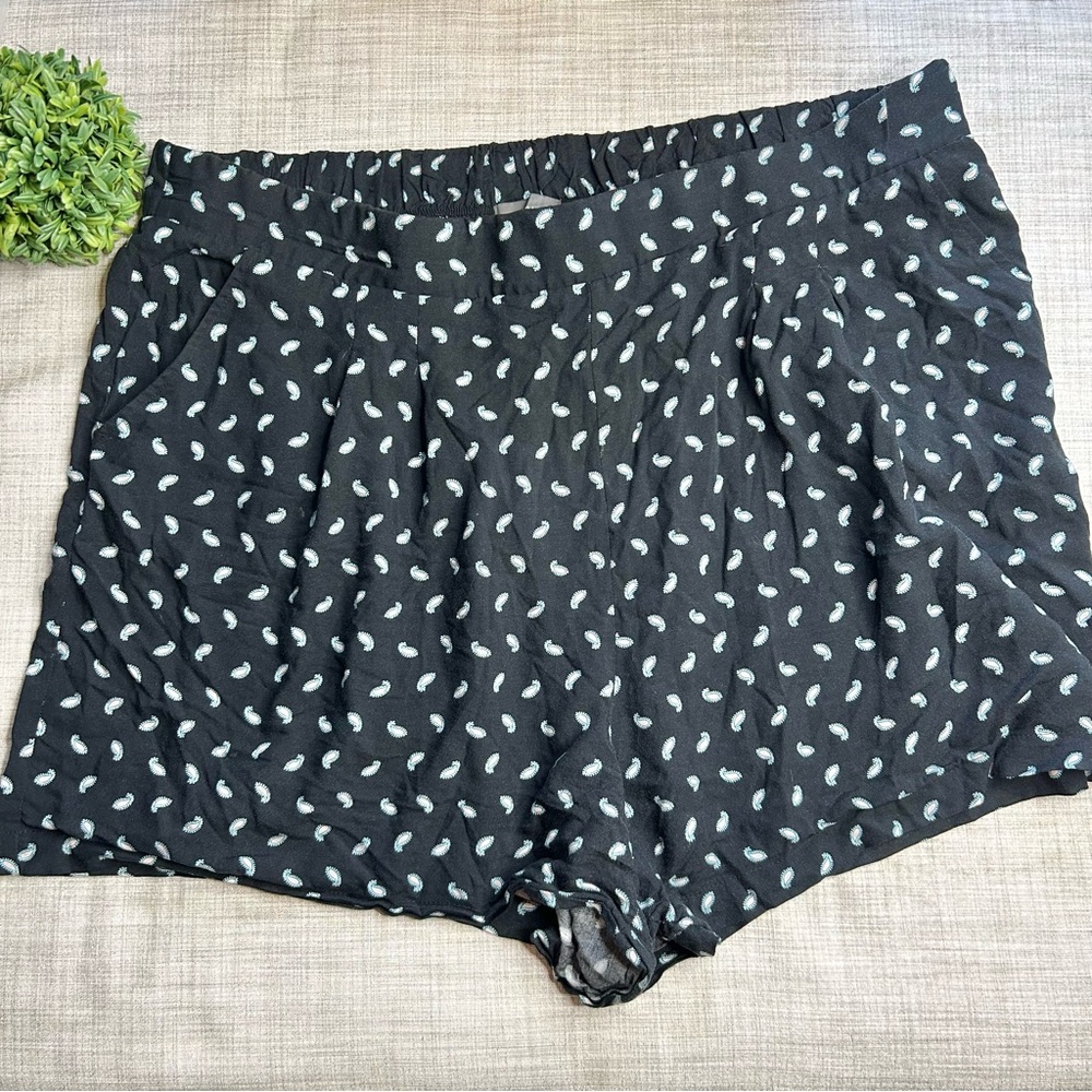 Torrid lightweight paisley shorts, 1/2 elasticized waist, high rise & pockets!